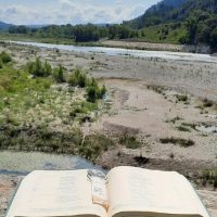 Bible ouverte au bord d'une rivière